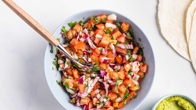 **Pico de Gallo:** Del tomat og agurk i små terninger, finhakk rødløken og vend sammen i en bolle. Smak til med friskpresset lime, olivenolje og revet frisk koriander.