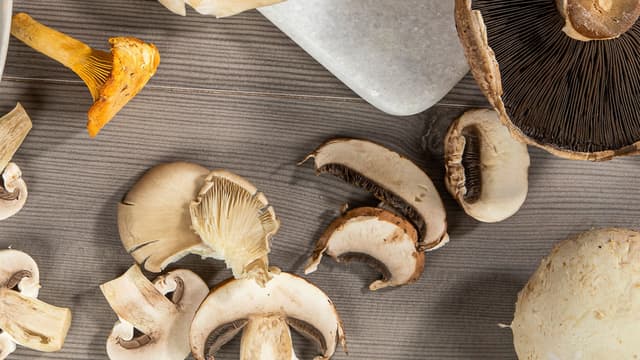 Rens sopp godt og del i biter. Hvis du også ønsker løk i, skrell og finhakk den.