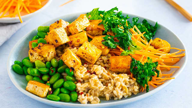 Skjær gulrøtter i tynne strimler.