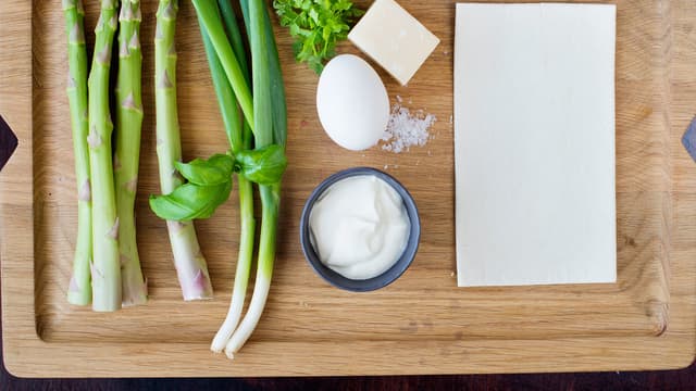 Tin butterdeigplatene. Finn frem de øvrige ingrediensene.