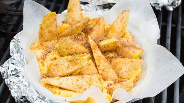 **Fyll:** Skjær eplene i smale båter, og vend dem i sukker blandet med kanel. Dytt eplene godt ned i røren og dryss eventuelt rester av sukker over til slutt.