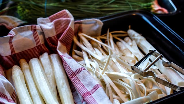 **Hvit asparges:** Skrell aspargesen fra der «blomsten» slutter og ned. Skjær vekk de nederste 2–3 cm og kutt aspargesen i grove biter.