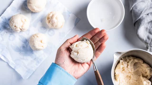 Kjør til du har en jevn farse. Kjør farsen litt kortere hvis du vil ha en litt grovere farse. Form farsen til runde baller med hånden og en skje som du dypper i kaldt vann.