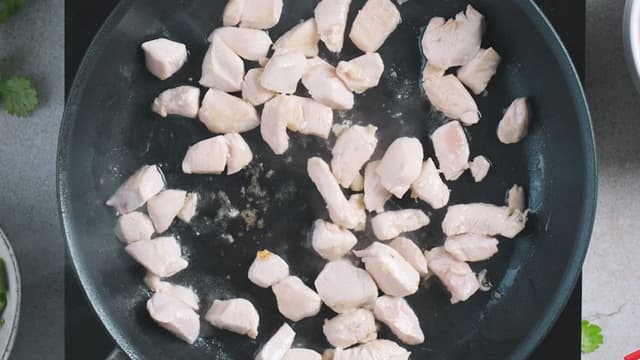 **Stek kylling:** Kutt kyllingen i biter og stek dem i oljen i en stor stekepanne på høy varme. Stek til kyllingen er gyllen på alle sider, tilsett så revet ingefær og finhakket hvitløk i pannen og la steke videre i 1 minutt.