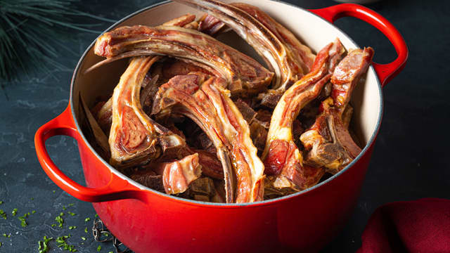 Ha utvannet pinnekjøtt over i en romslig kjele og dekk med friskt, kaldt vann. Kok opp, skum av, dekke kjelen med lokk og la kjøttet trekke (koke forsiktig) i ca. 3 timer til det begynner å løsne fra bena.