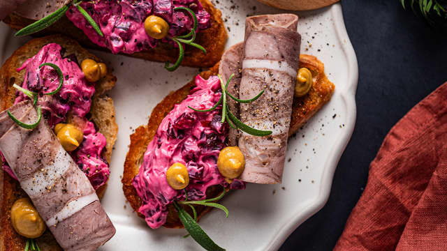 Topp baguettskivene med rødbetsalat, sylte, sennep og rosmarin.