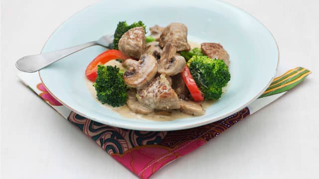 Smak til med salt og pepper, og server.