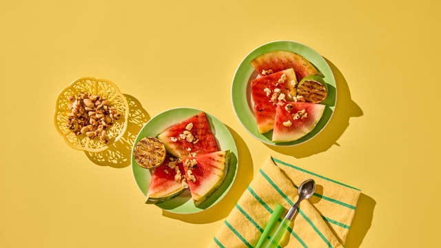 Grillet vannmelon med honning, lime og cashewnøtter