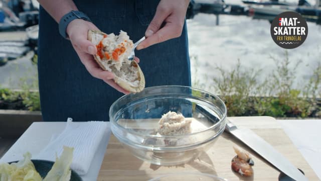 **Fyll med krabbe:** Bland sitronsaft, finrevet sitronskall og olivenolje med krabbekjøttet.