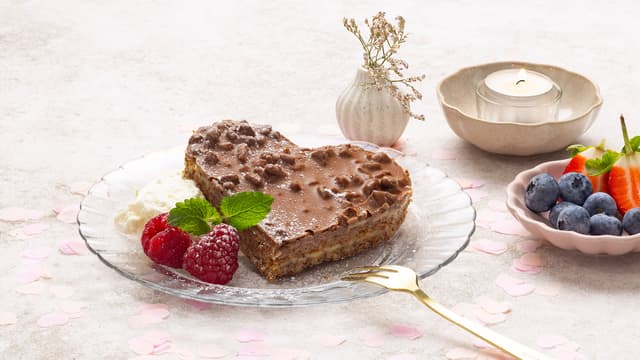 Daimkake med bær og krem