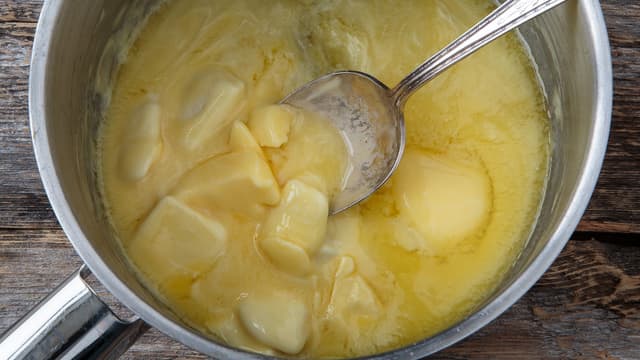 Smelt smør i en kjele på medium varme, brekk sjokoladen i biter, tilsett denne og la smelte mens du rører.