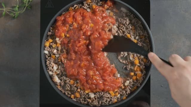 Ha i hermetiske tomater og la koke i 5 minutter. Smak til med salt og pepper.