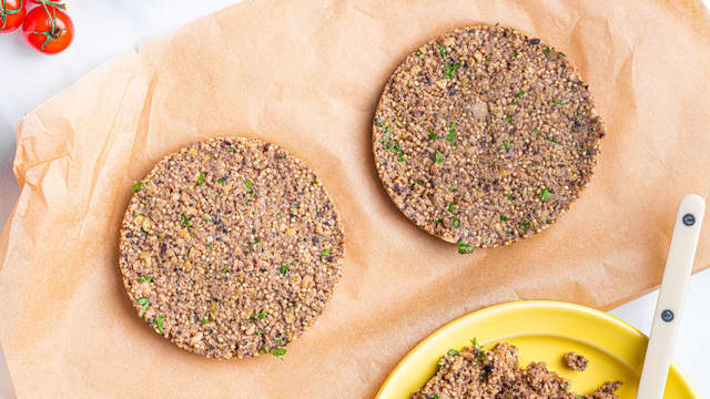 Fukt hendene og form fire burgere av blandingen. Du kan også bruke former og lage jevne burgere.