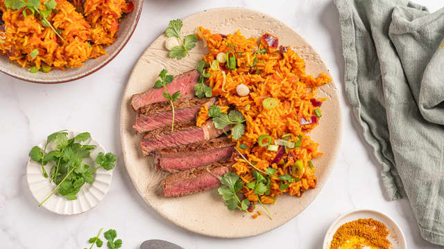 Ta av lokket og rør i risen med en gaffel, slik at den blir luftig. Smak til med salt. Topp gjerne med frisk koriander og finhakket vårløk før servering.