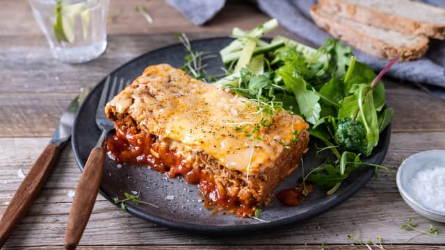 Fordel osten på toppen og stek lasagnen i ovnen i 30 minutter til den er gyllen.