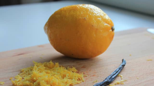 **Hvitvinskokte pærer:** Hell all hvitvinen i en stor kasserolle. Skrap ut frøene av vaniljestangen, og ha frøene pluss selve stangen i hvitvinen, sammen med finrevet sitronskall.