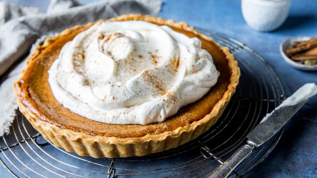 **Stek paien på 180 grader i 40-45 minutter.** Paien er ferdig når fyllet er stivt.