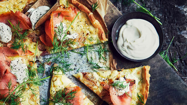 Pizza med røkelaks og rømme