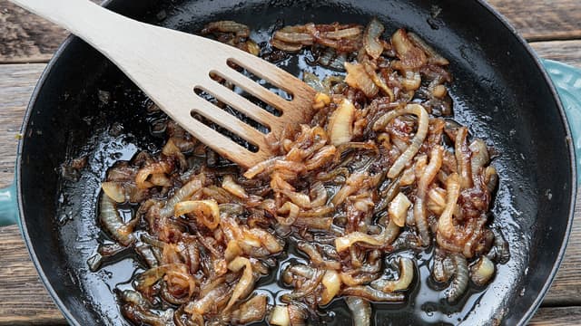 Fortsett å steke til løken er helt myk og karamellisert. Smak til med salt og pepper helt til slutt.