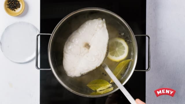 **Skrei:** Kok opp en stor kjele med vann, salt, laurbærblad og pepperkorn. Når vannet koker, trekker du kjelen fra platen og tilsetter fisken.