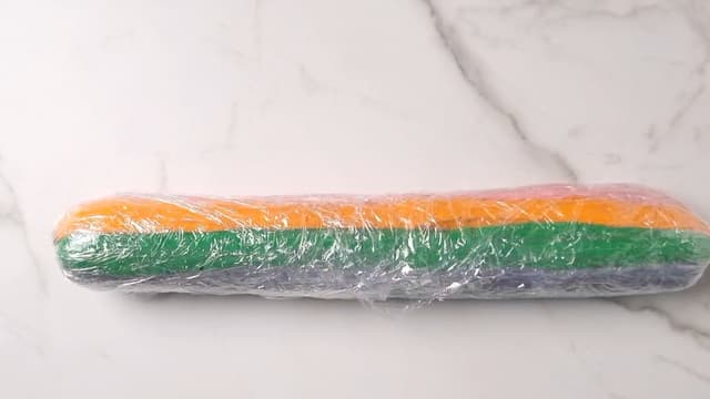 Rull sammen plastfolien til en pølse, og stram den opp ved å rulle den noen ganger til. Husk å stramme opp endene!