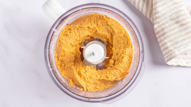 Kjør kikerter, egg, krydder og potetmel med en stavmikser eller i en foodprosessor.