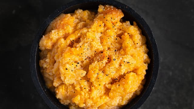 Hell av vannet og damp grønnsakene godt av i gryten. Mos dem enten med en potetmoser eller stavmikser. 
Rør inn smør og fløte. Smak til med salt og pepper.