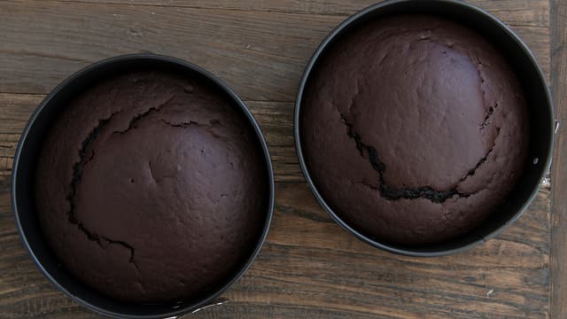 Fordel røren i de to formene og stek i 25-30 minutter midt i ovnen. Avkjøl kakene i 5 minutter før du snur formene på hodet og tar kakene ut.