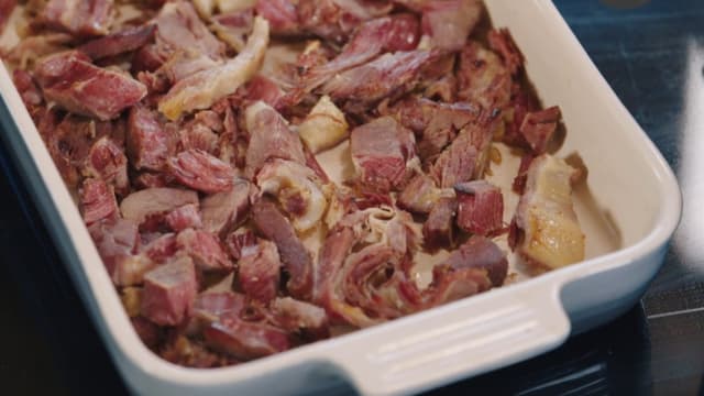 **Pinnekjøtt:** Rens pinnekjøttet slik at du sitter igjen kun rent kjøtt. Riv kjøttet i strimler.