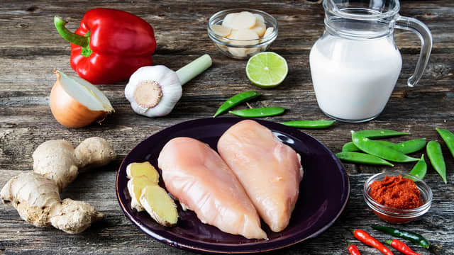 Finn frem ingrediensene. Du kan bruke kyllingfilet eller kyllingbryst.