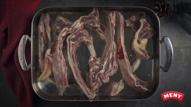 **Vann ut pinnekjøttet:** Pinnekjøtt er saltet og tørket/speket og må vannes ut før bruk. Legg i rikelig med kaldt vann i ca. 1 døgn før du skal tilberede det.