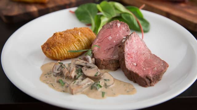 Ha i salt, pepper og tilsett fløte. La fløten koke litt inn før du tilsetter frisk estragon og smaker til med enda litt salt og pepper.