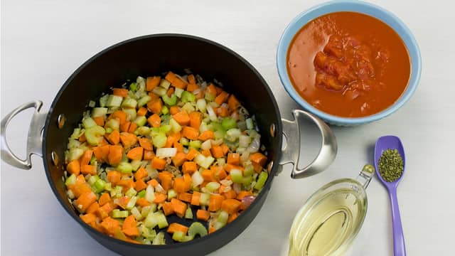 Tilsett urter og vin eller eplemost og tomater, og la småkoke i ca. 15 minutter.