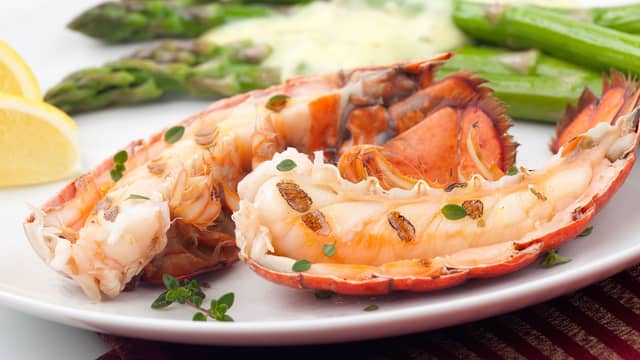 Server gjerne med litt ferskt brød.