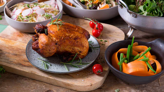 Del gulrøttene i tynne skiver, del rødløken i båter og tomatene i to.