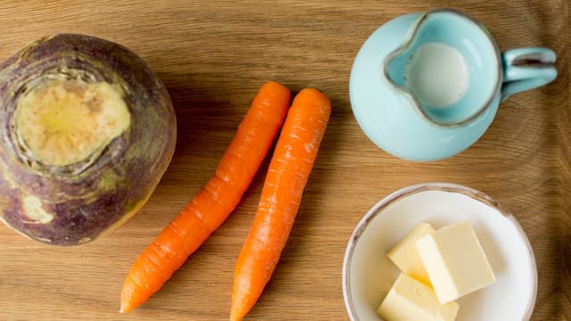 Rens, skrell og del grønnsakene i jevne biter.