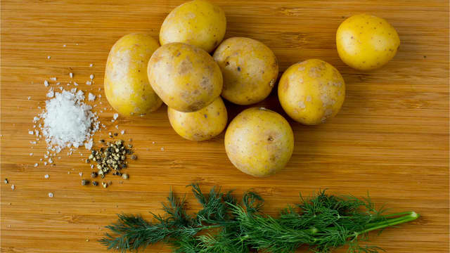 Vask og kok nypotetene møre i godt saltet vann. Hell av vannet og damp potetene tørre.