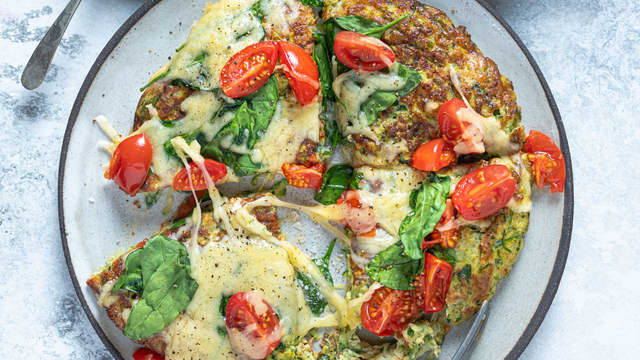 Server squashpizzaen med en grønn salat og godt brød ved siden av.