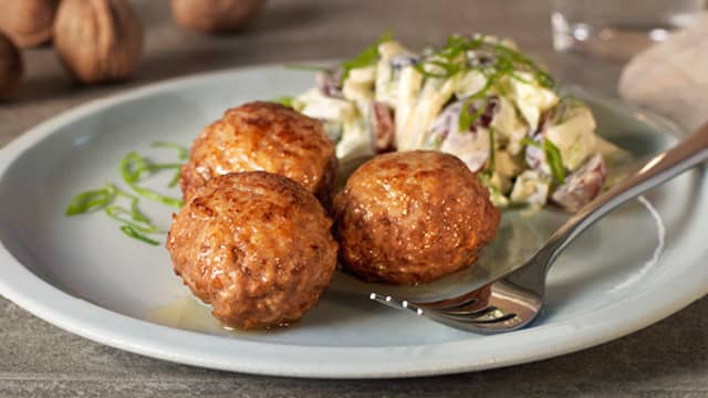 Medisterkaker med fruktsalat