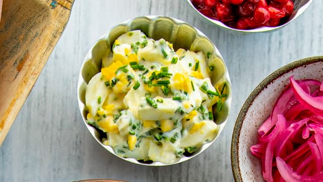 Bland hakkede hardkokte egg sammen med majonesen. Tilsett gjerne hakket løk og litt karri.