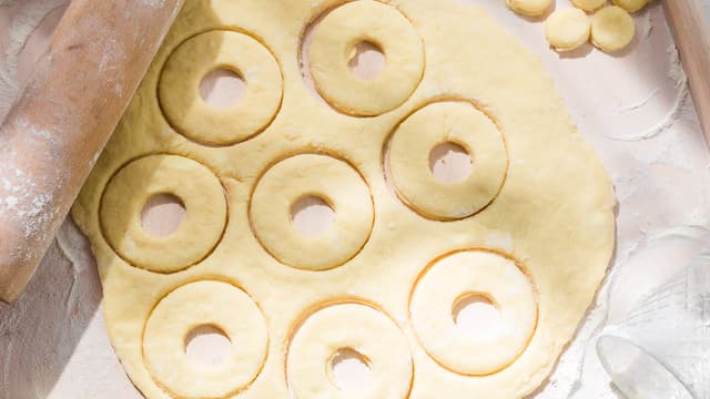 **Lag smultringer:** Kjevle deigen ut på en melet flate til den blir maks 1 cm tykk. Bruk en smultringstikke til å lage ringene.