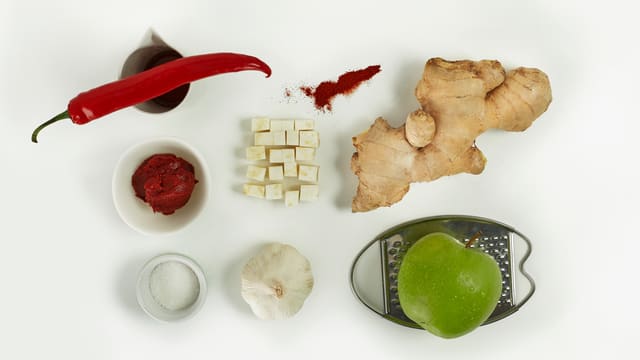 Bland ingrediensene til kimchisausen. Varm opp en stekepanne med litt olivenolje, wok kålen raskt og tilsett kimchisausen. Stek et par minutter til kålen er blitt litt mykere, men fremdeles er spenstig.