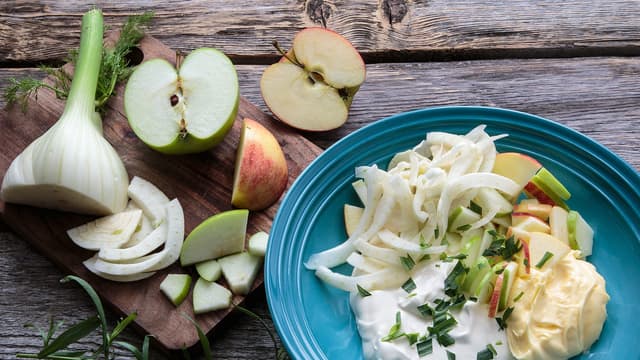 Finsnitt eple, fennikel og reddik. Bland med majones, rømme, eddik og estragon og smak til med salt og pepper.