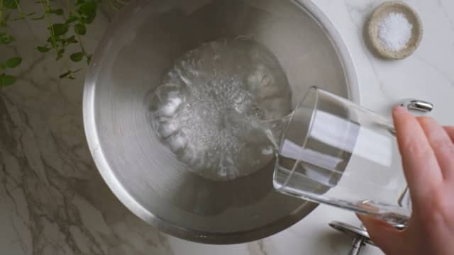 **Brøddeig:** Riv gulrøttene på et rivjern. Bland sammen gjær og vann i en kjøkkenmaskin. Tilsett gulrøtter, mel, havregryn, salt og sukker.