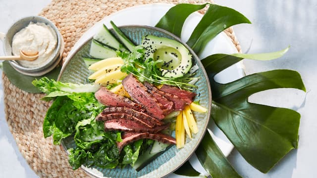 Thaisalat med ytrefilet av storfe og cashewkrem
