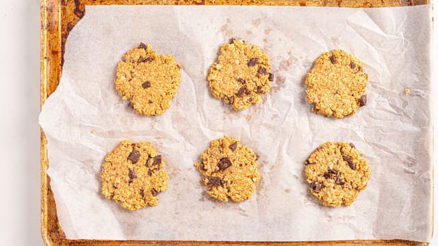 Stek havrekjeksene midt i ovnen på **190 grader i ca. 10 minutter** til de begynner å bli gylne i kantene.