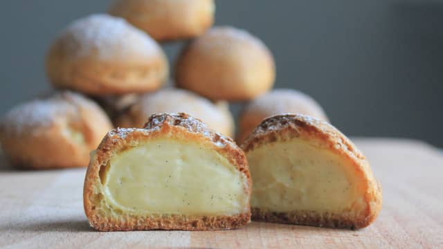 Stikk selve tyllen inn i vannbakkelsen og fyll opp hele "tomrommet". Gjør dette med alle vannbakkelsene, og dryss litt melis over før servering.