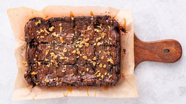 Brownies med valnøtter og salt karamelltopping