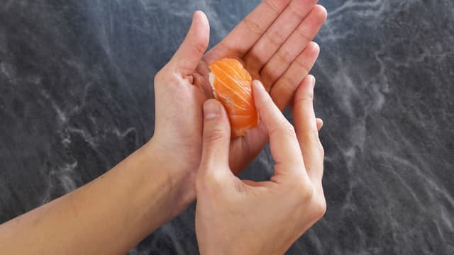 Form biter ved å presse langs siden og på toppen slik at risen og fileten fester seg til hverandre.