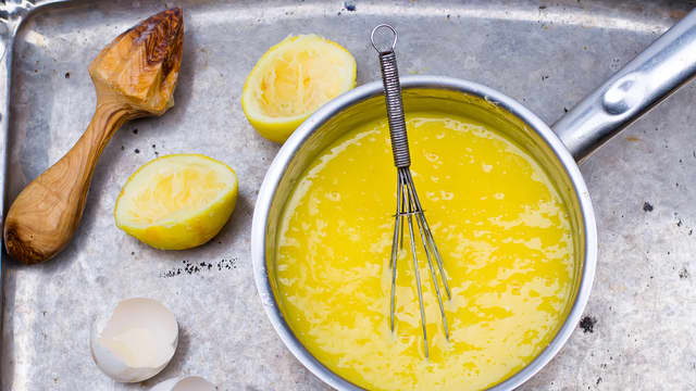 Ha alt tilbake i kasserollen og kok opp under konstant omrøring. Kok kremen i ett minutt, og rør hele tiden med en visp for å unngå klumper.